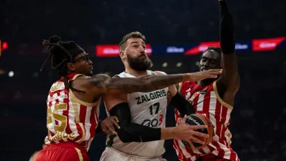 Valančijunas protiv Monekea i Motlija (©Starsport)