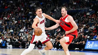Nikola Jović i Jakob Peltl (AFP)