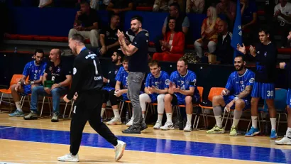 David Rašić pozdravlja odbranu Nikole Ćirovića (©ARKUS liga)