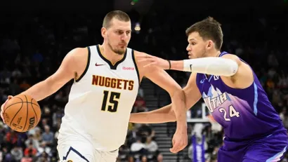 Nikola Jokić i Voker Kesler (AFP)