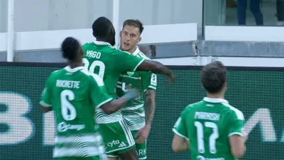Veljko Nikolić sa saigračima proslavlja pogodak (©YouTube)