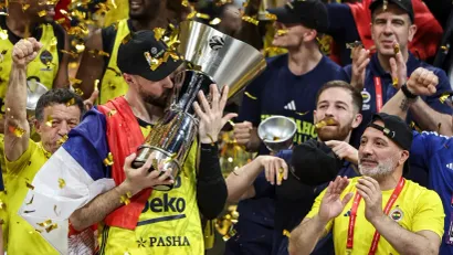 Trenutak kada Marko Gudurić u Abu Dabiju podiže trofej (©AFP)