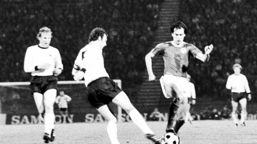 "Žungul u duelu sa Bekenbauerom i Švarcenbekom na meču Jugoslavija - Nemačka, u okviru EP 1976. u Beogradu "