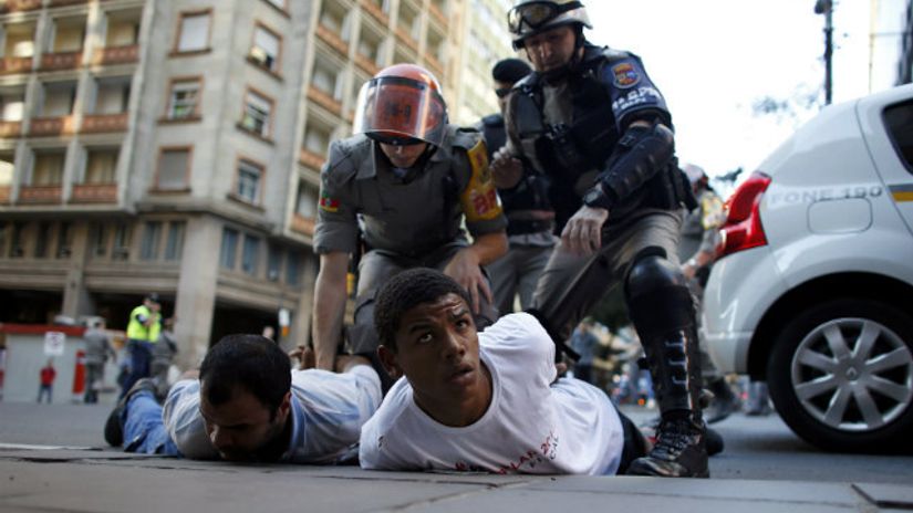"Hapšenje demonstranata"