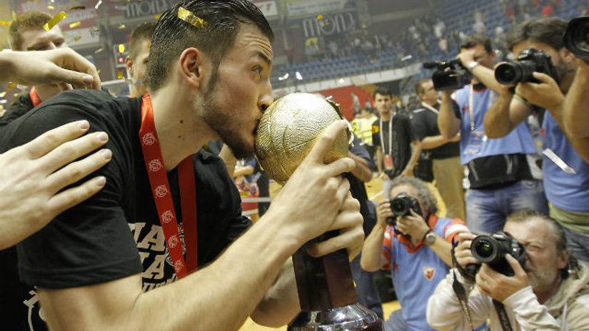 "Žofri Lovernj sa peharom šampiona Srbije"