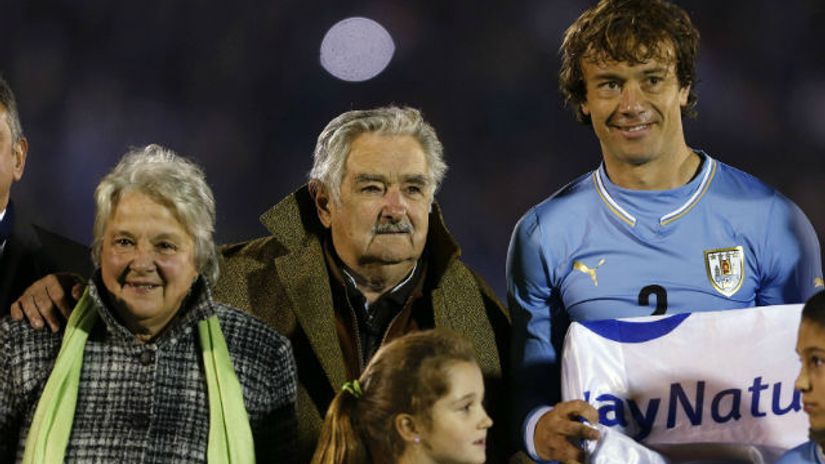 "Muhika sa suprugom Lusijom u društvu kapitena Urugvaja Dijega Lugana"