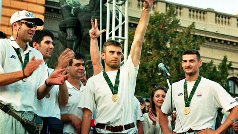 "Nikola Grbić ispred skupštine 1996. godine nakon povratka iz Atlante"