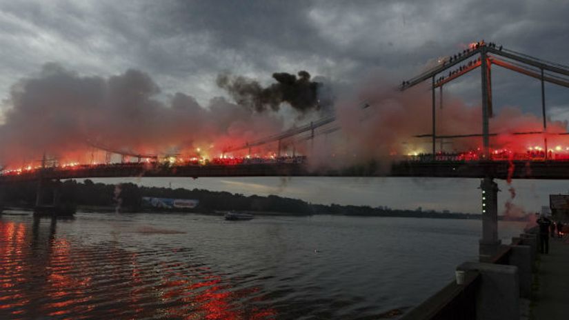 "Bakljada ujedinjenih navijača na mostu na Dnjepru"