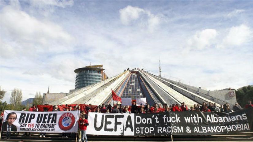 "Albanski navijači protestvuju ispred UEFA"