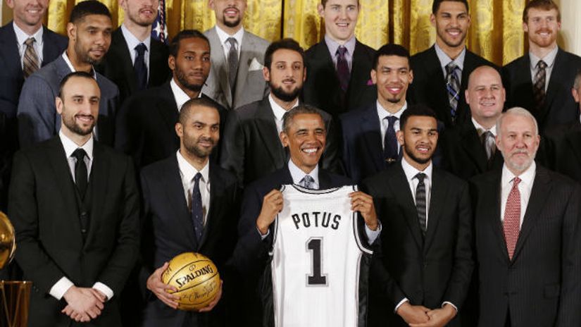 "Barak Obama sa igračima i stručnim štabom Sparsa"
