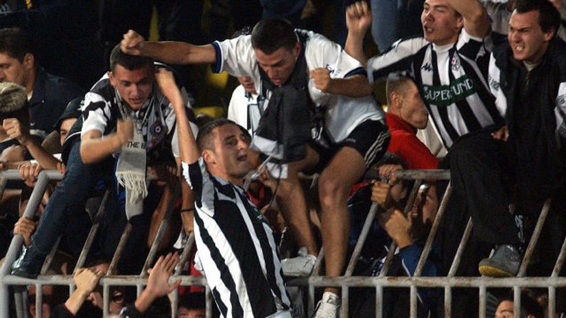 "Delibašić sa Grobarima slavi gol protiv Porta 2003."