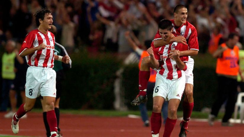 "Bojan Miladinović na leđima Milanu Biševcu (levo je Boško Janković) protiv PSV-a 2004."