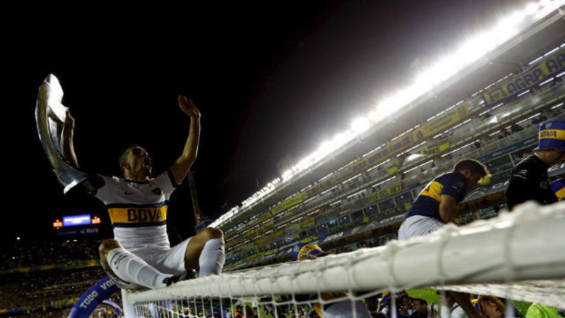 "Karlos Tevez sa peharom prvaka Argentine"