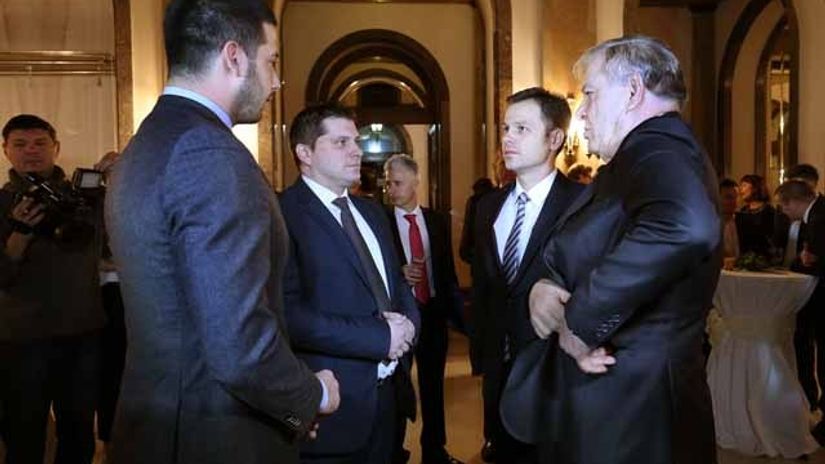 "Nikodijević sa ministrom Udovičićem, gradonačelnikom Malim i predsednikom FSS Karadžićem"