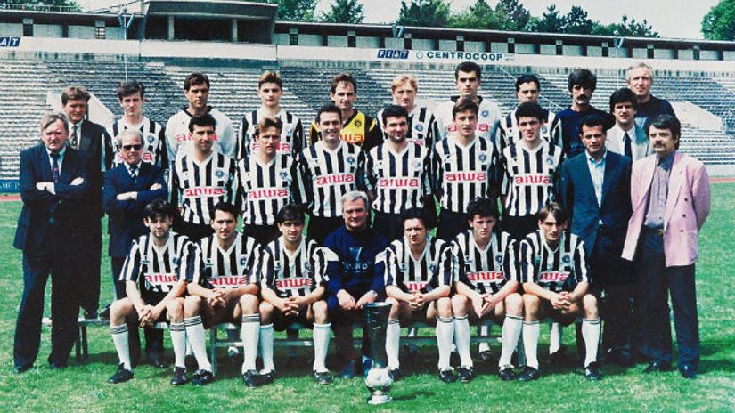 "Osim (prvi s leva u srednjem redu) sa osvajačima Kupa Jugoslavije 1992."