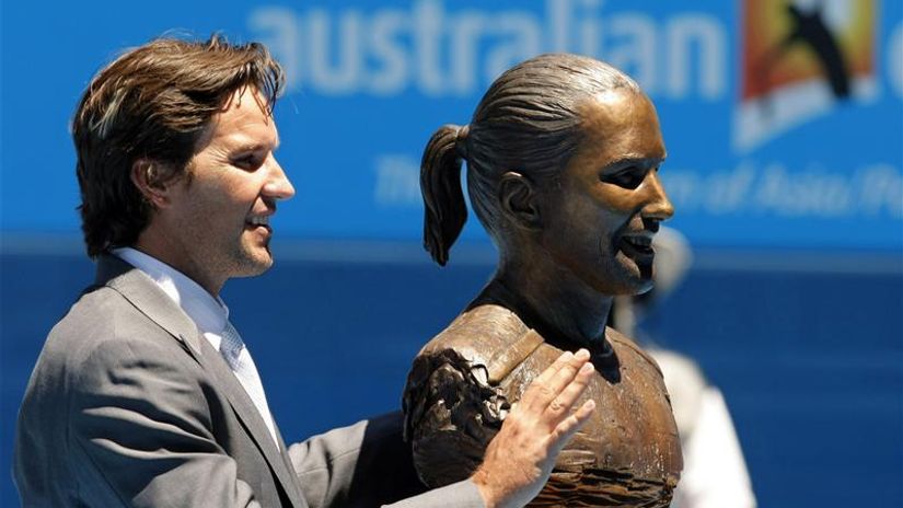 "Patrik Rafter sa njegovom bistom u Melburnu"