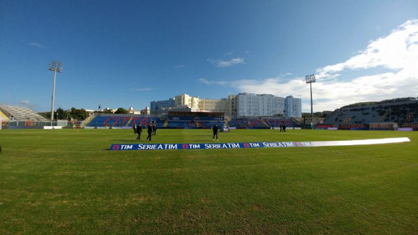 "Stadion Krotonea i bolnica u pozadini"