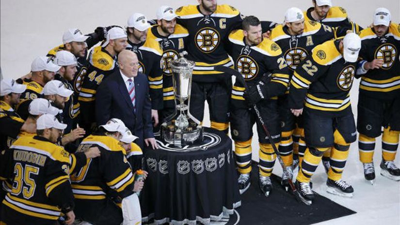 "Boston Bruinsi poziraju sa peharom posle pobede nad Pingvinsima"