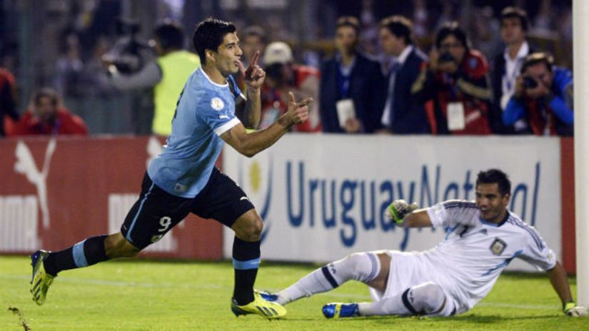 "Suarez slavi pogodak iz penala, na travi je golman Argentine Serhio Romero"