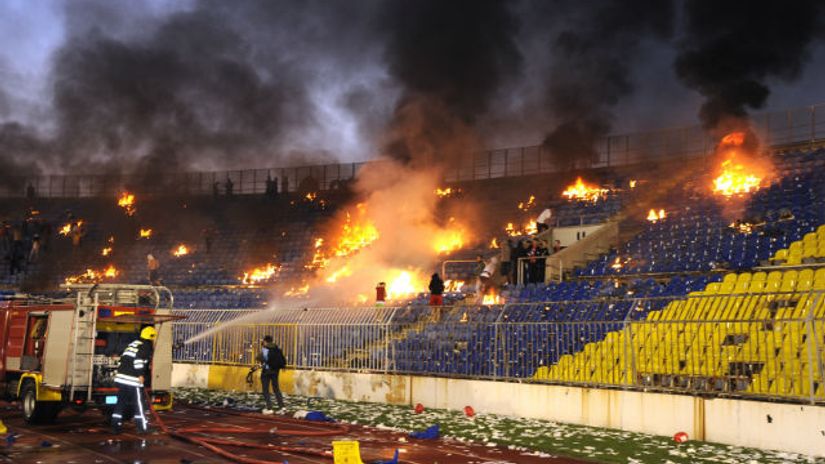 "Vatroglasic gase požar na severnoj tribini stadiona Partizana 8. aprila 2009."