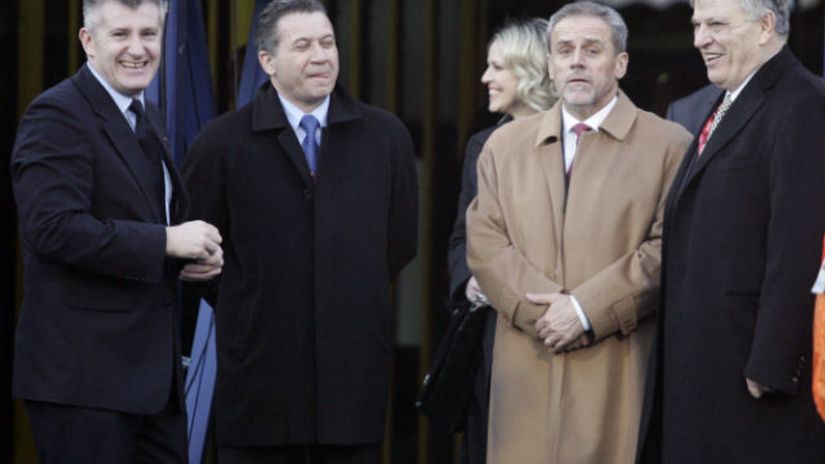 "Davor Šuker (levo), Tomislav Karadžić i Milan Bandić (gradonačelnik Zagreba) - pored Karadžića"