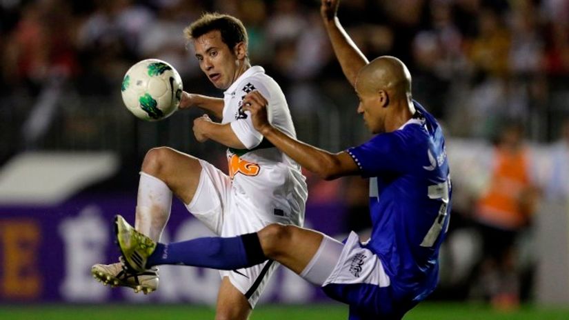"Everton Ribeiro (levo)"