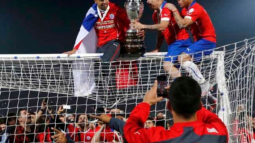 "Čile slavi trofej"