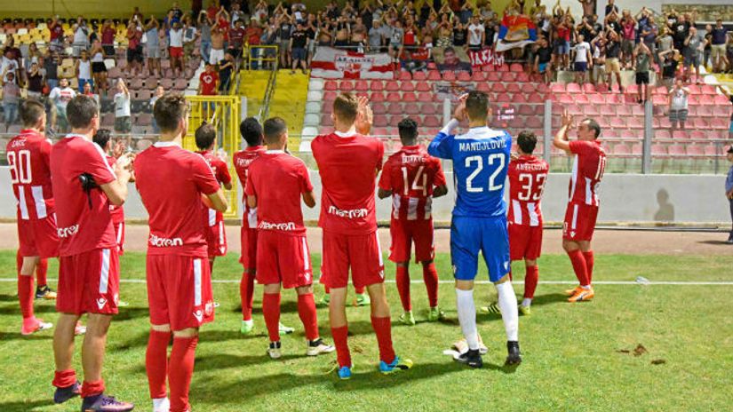 "Igrači Zvezde otpozdravljaju navijačima posle 3:3 na stadionu Hibernijansa"