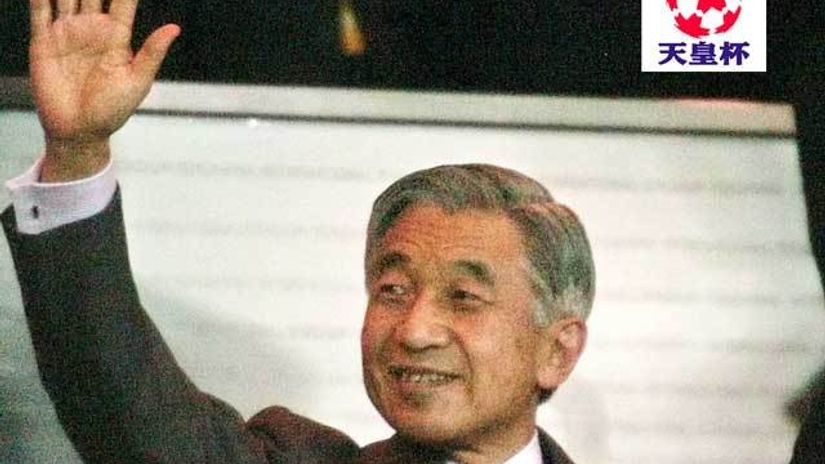 "Car Akihito pobedniku kupa lično dodeljuje trofej"