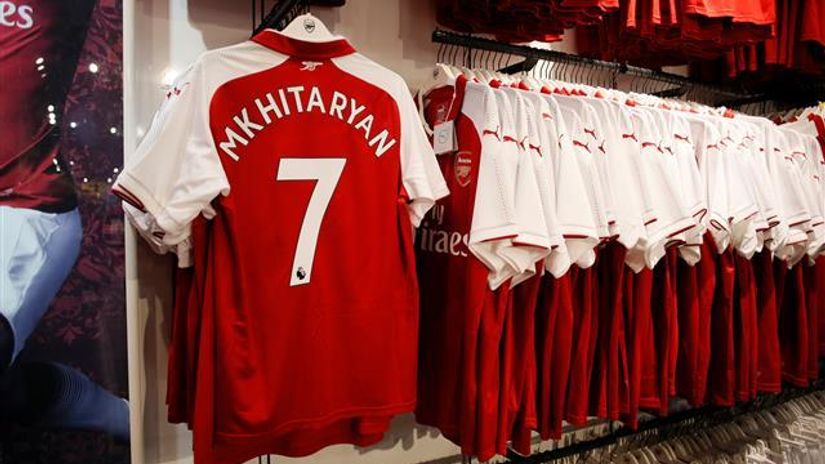 "Mhitarjanov dres u Arsenalovoj prodavnici"