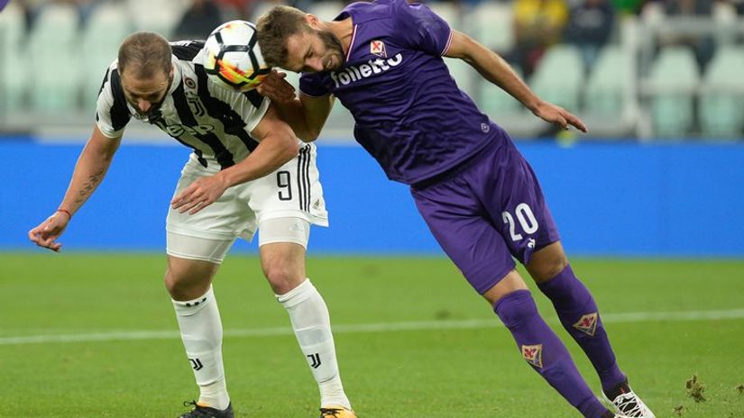 Gonzalo Iguain (Juventus) i Herman Pecelja (Fjorentina)