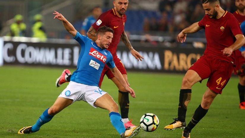 Dris Mertens (Napoli) između Aleksandra Kolarova i Kostasa Manolasa (Roma)