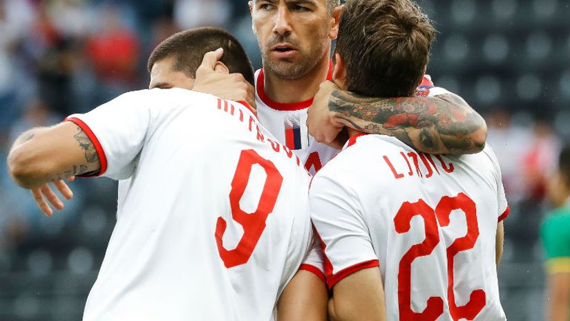 Aleksandar Kolarov grli saigrače