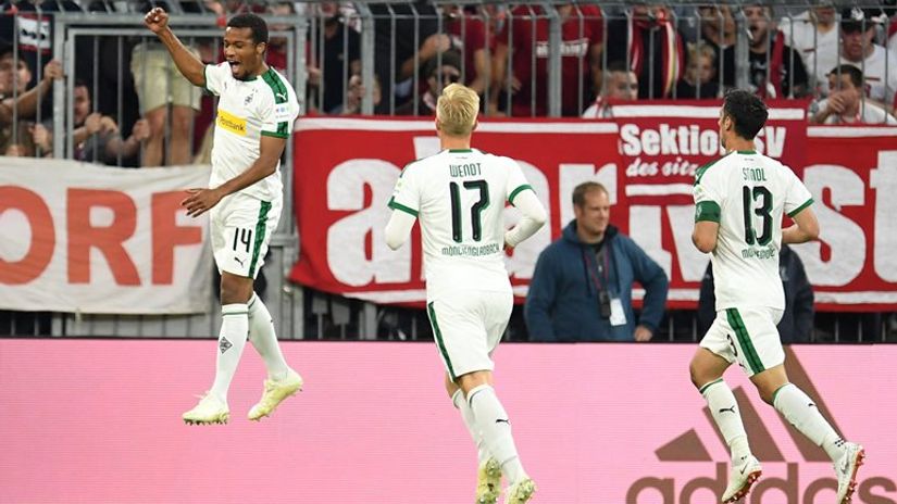Alasan Plea (M'gladbah) proslavlja gol sa saigračima