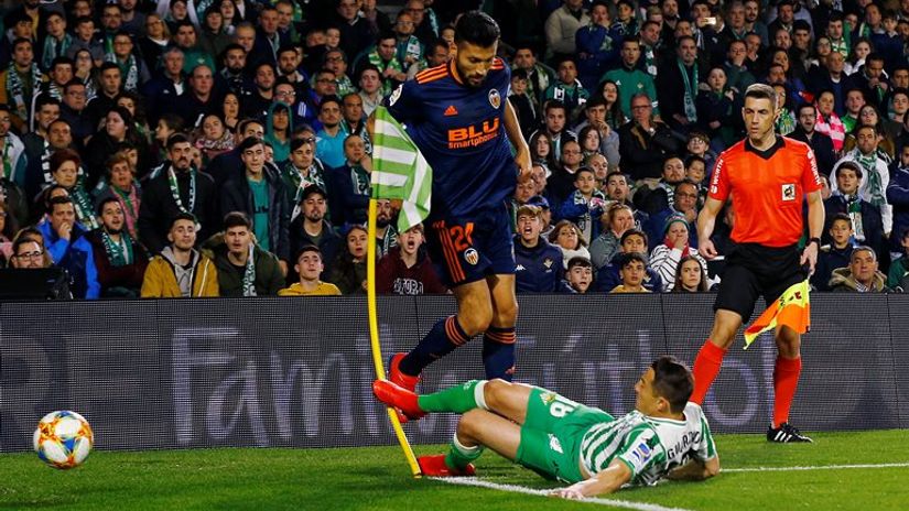 Ezekijel Garaj (Valensija) i Andres Gvardado (Betis)
