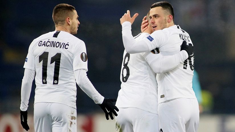 Mijat Gaćinović, Luka Jović i Filip Kostić proslavljaju Ajntrahtov gol protiv Šahtjora