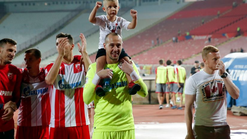 Milan Borjan posle meča sa Javorom sa sinom Filipom