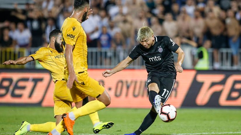 Takuma Asano (Partizan) šutira na gol Malatije 