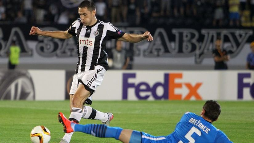 Miroslav Vulićević i Rajko Brežančić (Partizan) u duelu Partizan - AZ u septembru 2015.
