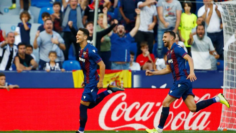 Nemanja Radoja slavi gol protiv Barselone