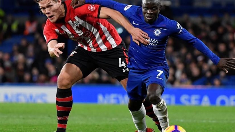 Janik Vestergard (Sautempton) i Engolo Kante (Čelsi)
