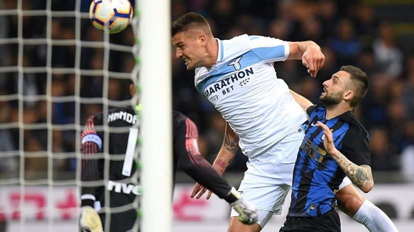 Sergej Milinković Savić šutira na gol Intera između Handanovića i Brozovića