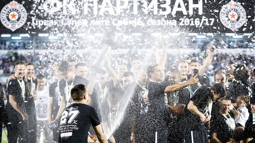 Fudbaleri Partizana slave titulu, ©Starsport