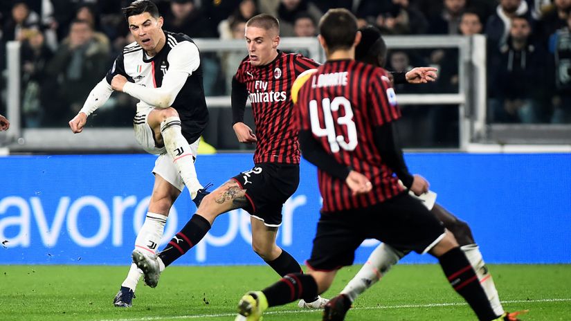 Kristijano Ronaldo (Juventus) šutira pored Andree Kontija (Milan)