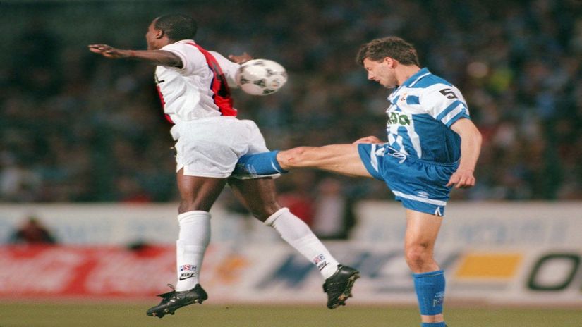 Miroslav Đukić (Deportivo) u duelu sa Delijem Valdezom (PSŽ) (©AFP) 
