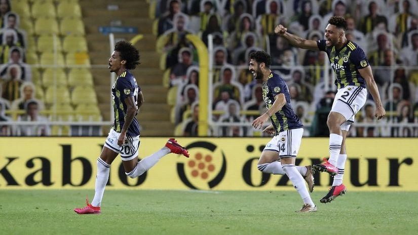 Luiz Gustavo proslavlja pogodak sa saigračima (©AFP)