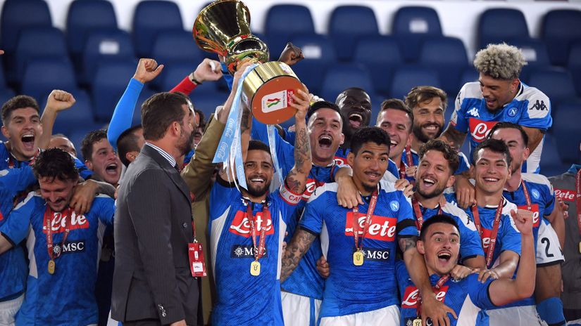 Fudbaleri Napolija sa trofejem (©Reuters)