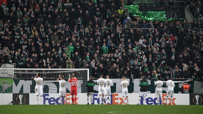 Fudbaleri Ferencvaroša pred svojim navijačima (©AFP)