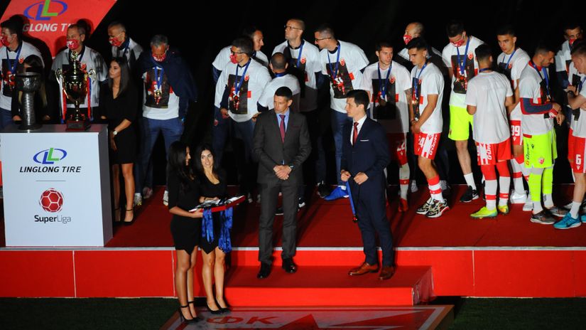 Crveno-beli dobijaju šampionske medalje (©MN Press)