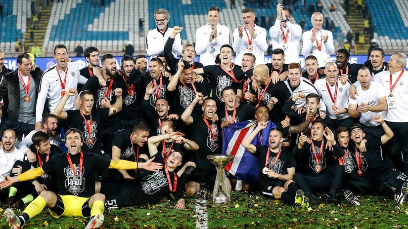 Trofej Kupa u rukama crno-belih (©Starsport)